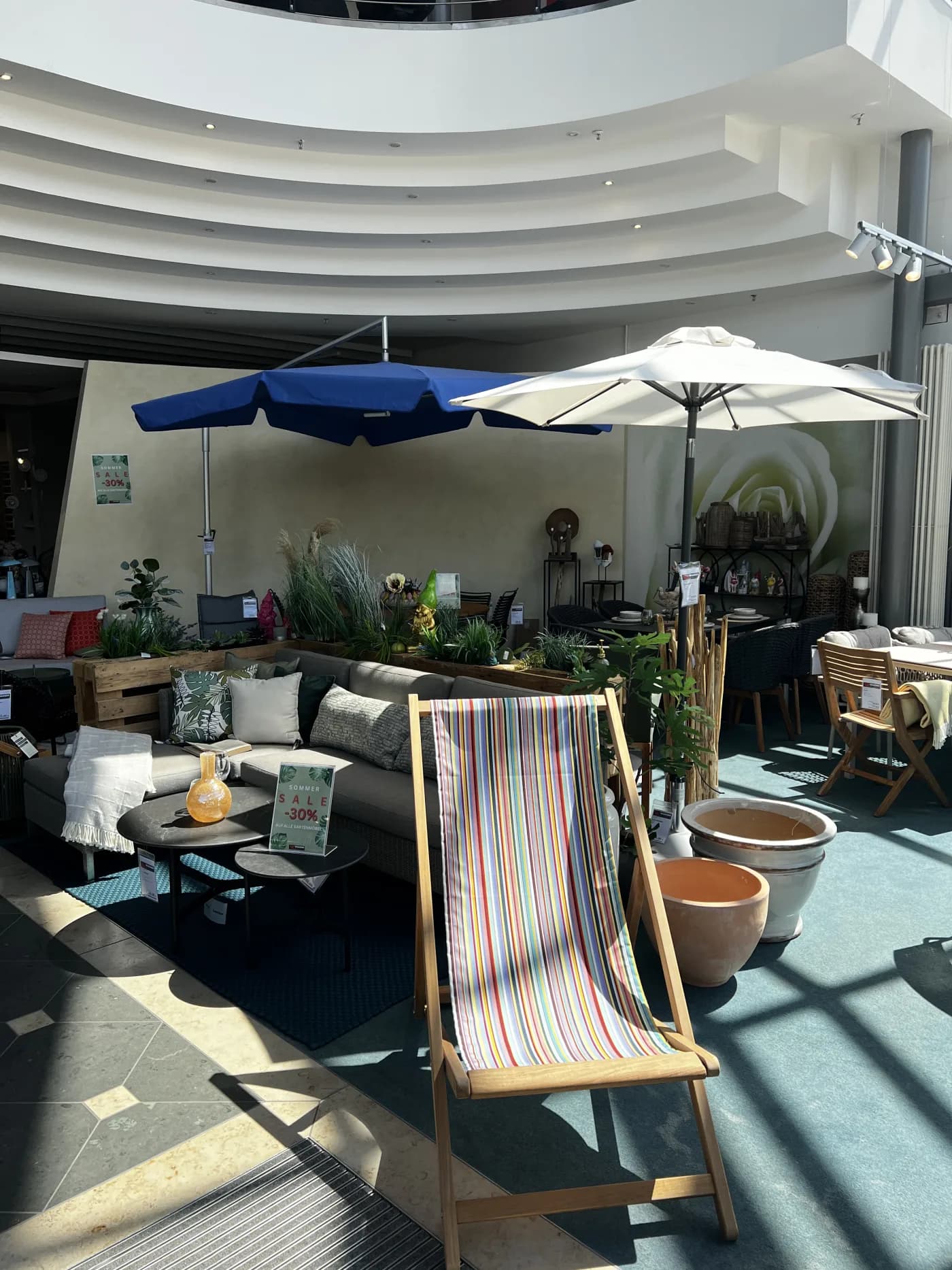Lounge-Bereich mit Liegestuhl und Sonnenschirmen