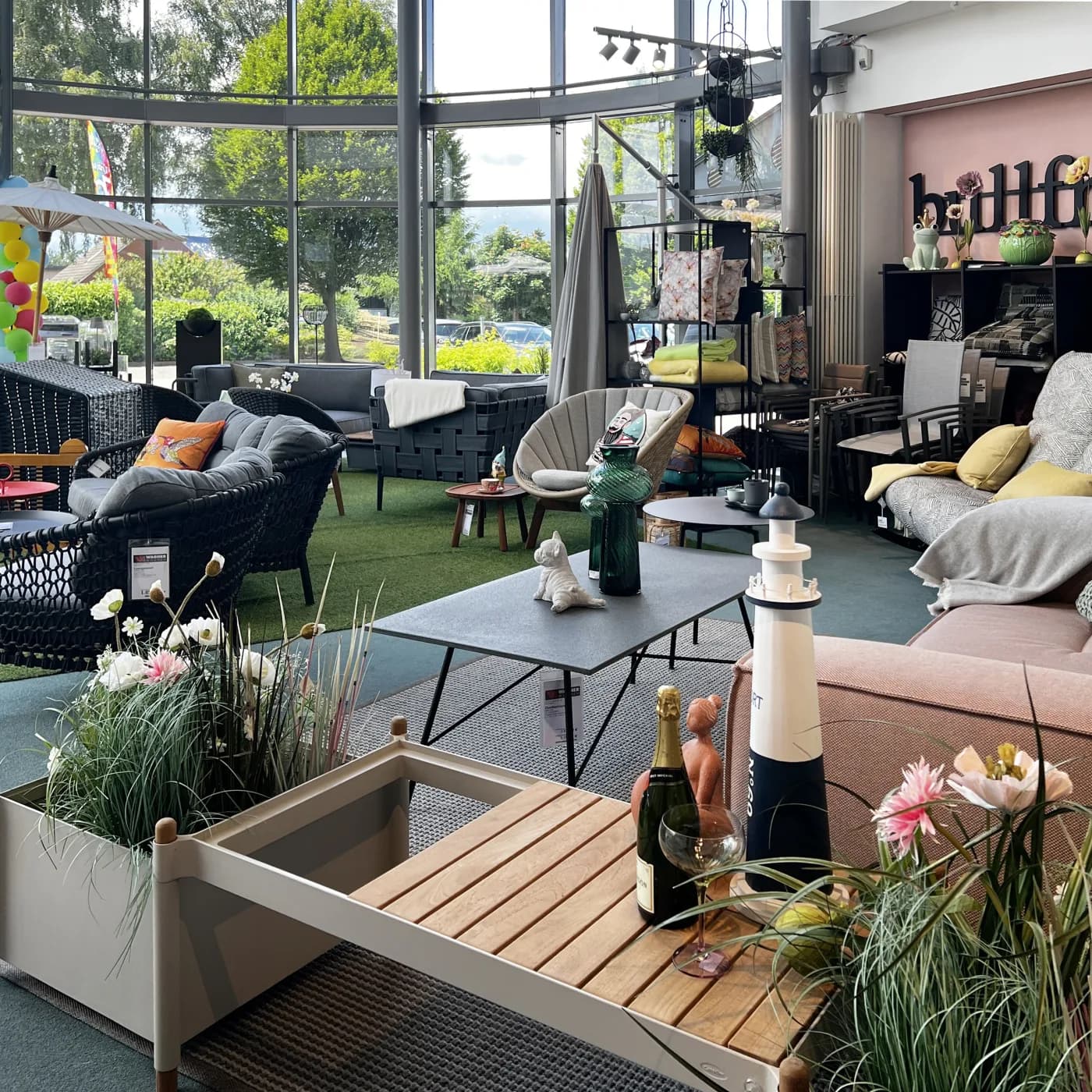 Outdoor-Lounge mit Couchtisch und Deko