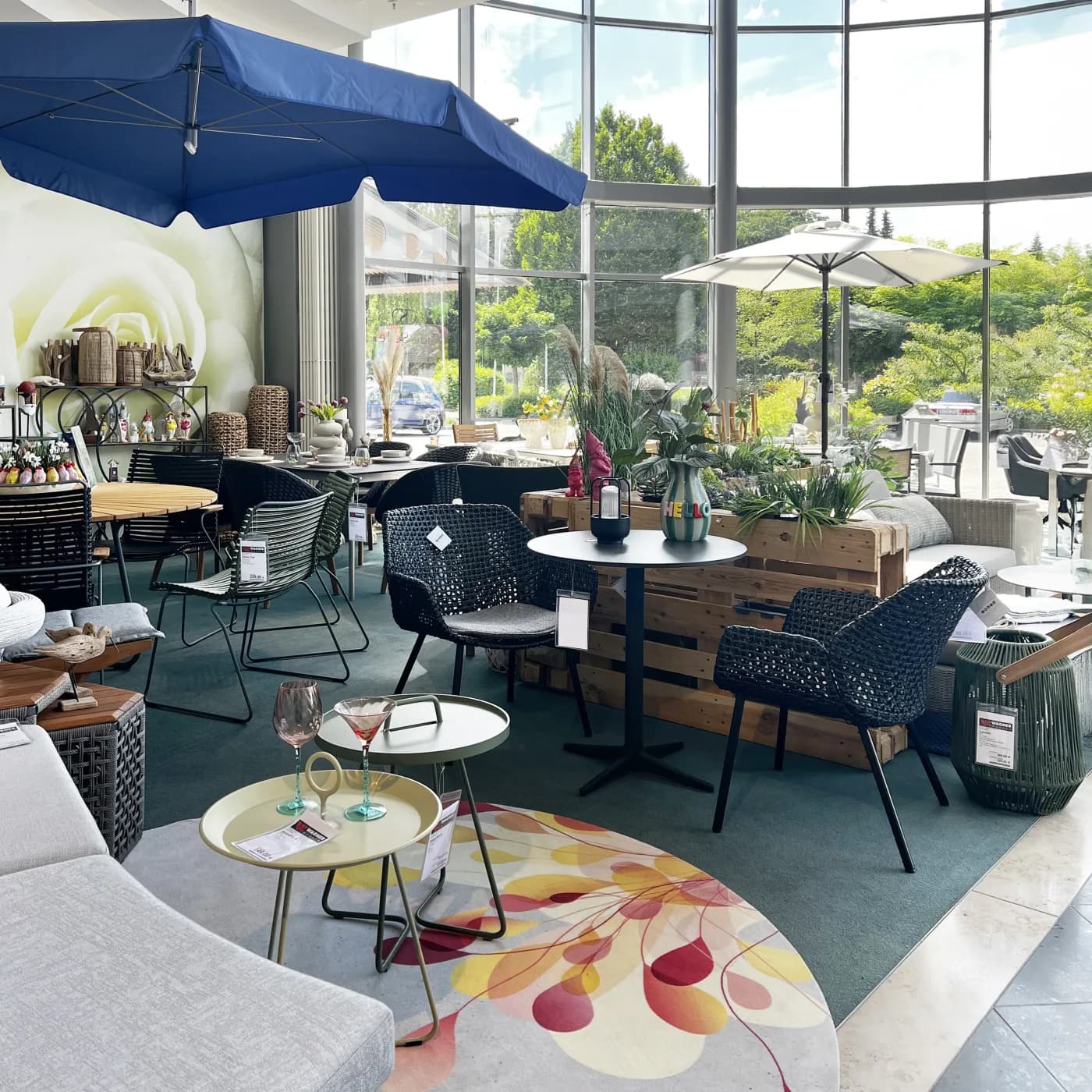 Bistro-Bereich mit Sonnenschirm und runden Stühlen